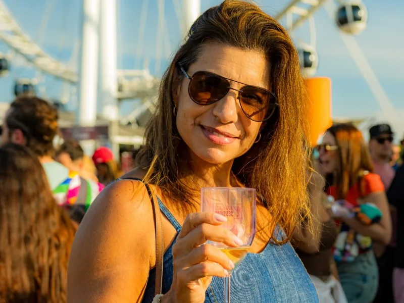 Público do festival com taça de vinho ao ar livre