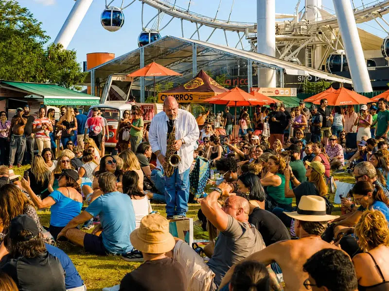 Área gastronômica cheia durante o dia na edição do Parque Villa-Lobos, em abril de 2026