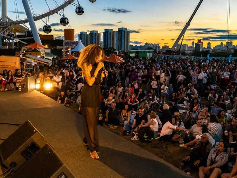 Cantora no palco ao pôr do sol na edição do Parque Villa-Lobos, em abril de 2026